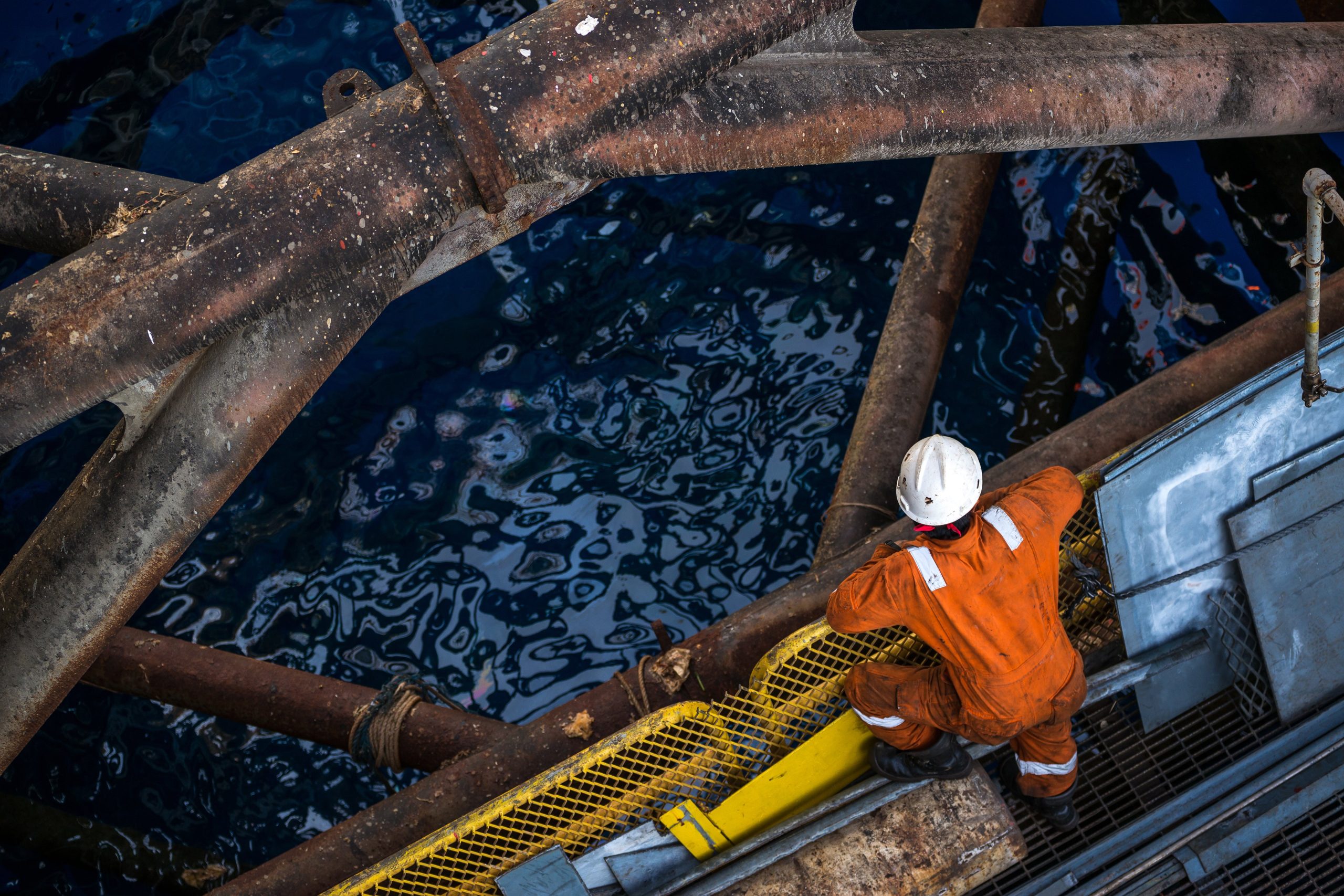 ey-oil-worker-ocean-check